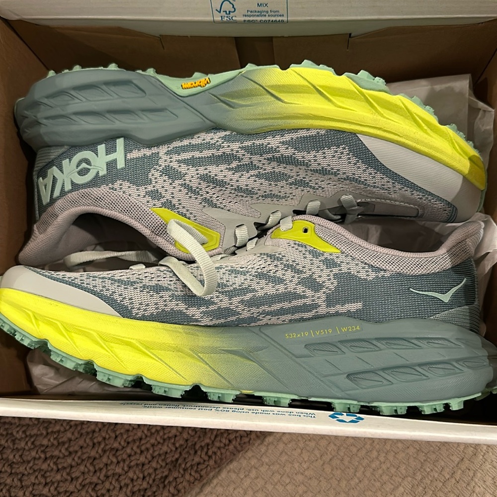 Hoka women’s 7 B speedgoat. NEW IN BOX NEVER WORN!